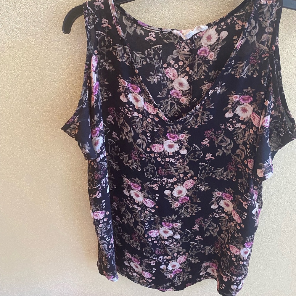Cute summer top. Drop/off the shoulder sleeves. Size L